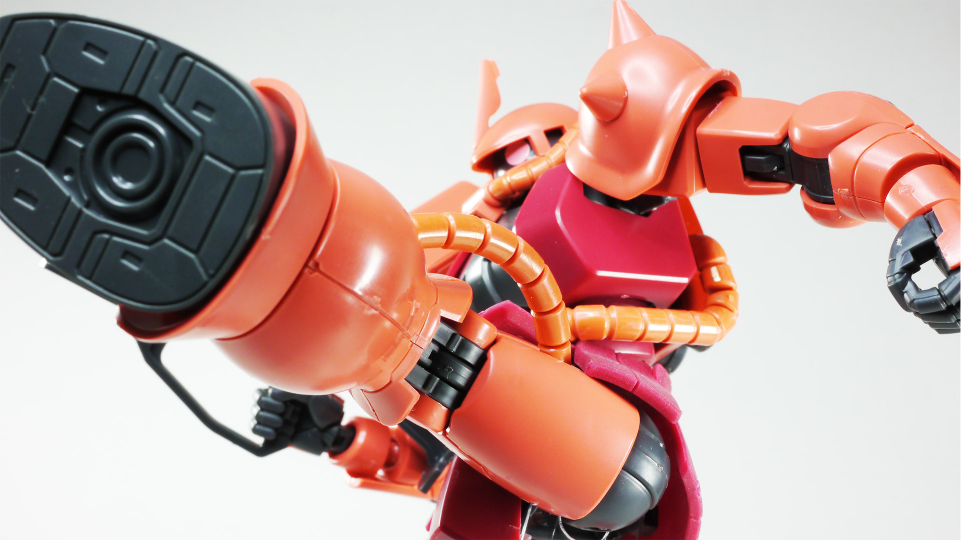 広い可動域を持たそうとすると装甲が邪魔をする場合がありますが、今回は素材の勝利ですね