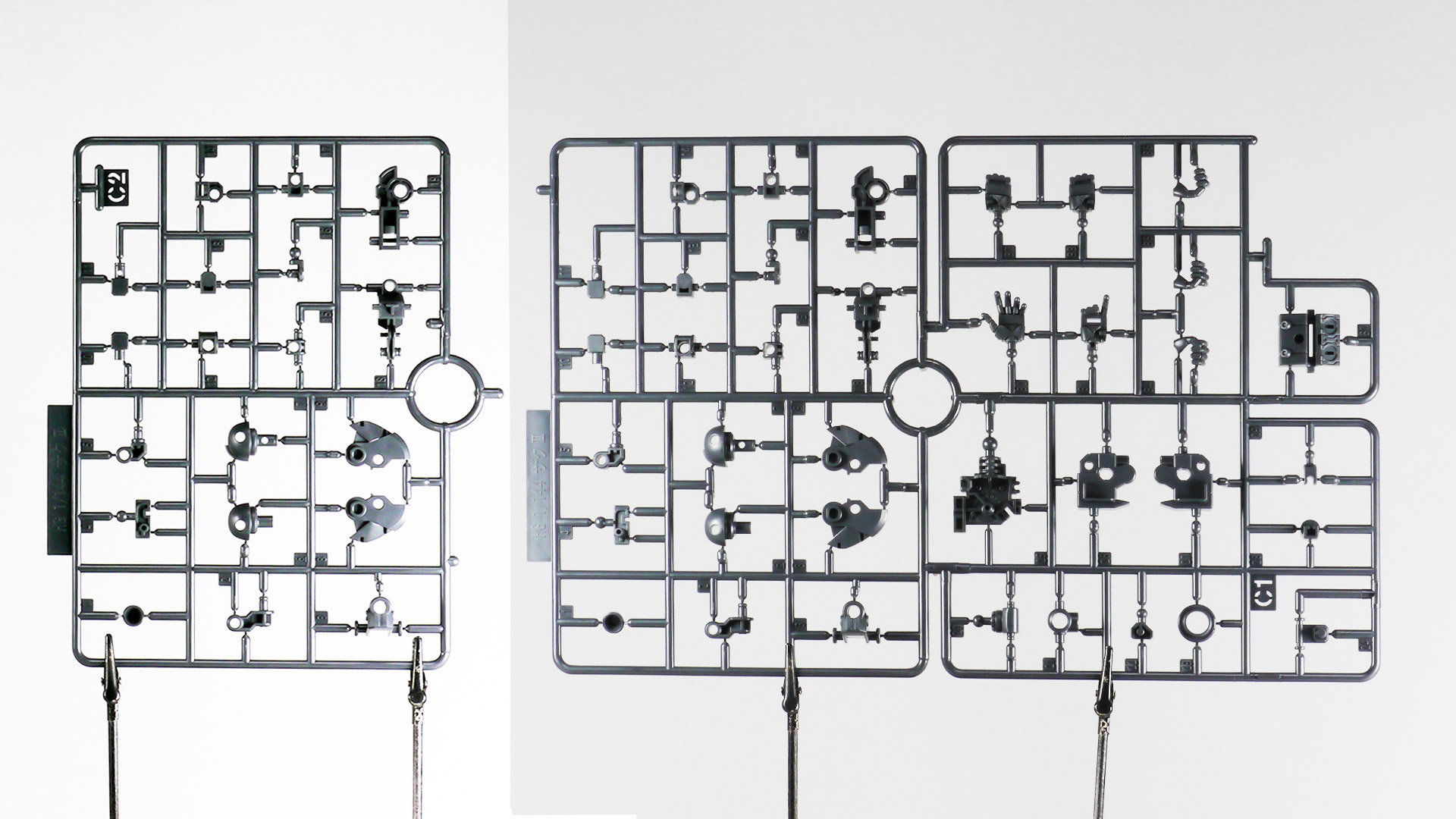 軟質素材の腰アーマーパーツは持つだけでぶらぶらです。武器類のEランナーは「HGUC 1/144 MS-06R+ザクII」とあるのでこれは他のプラモデルと共用ランナーです