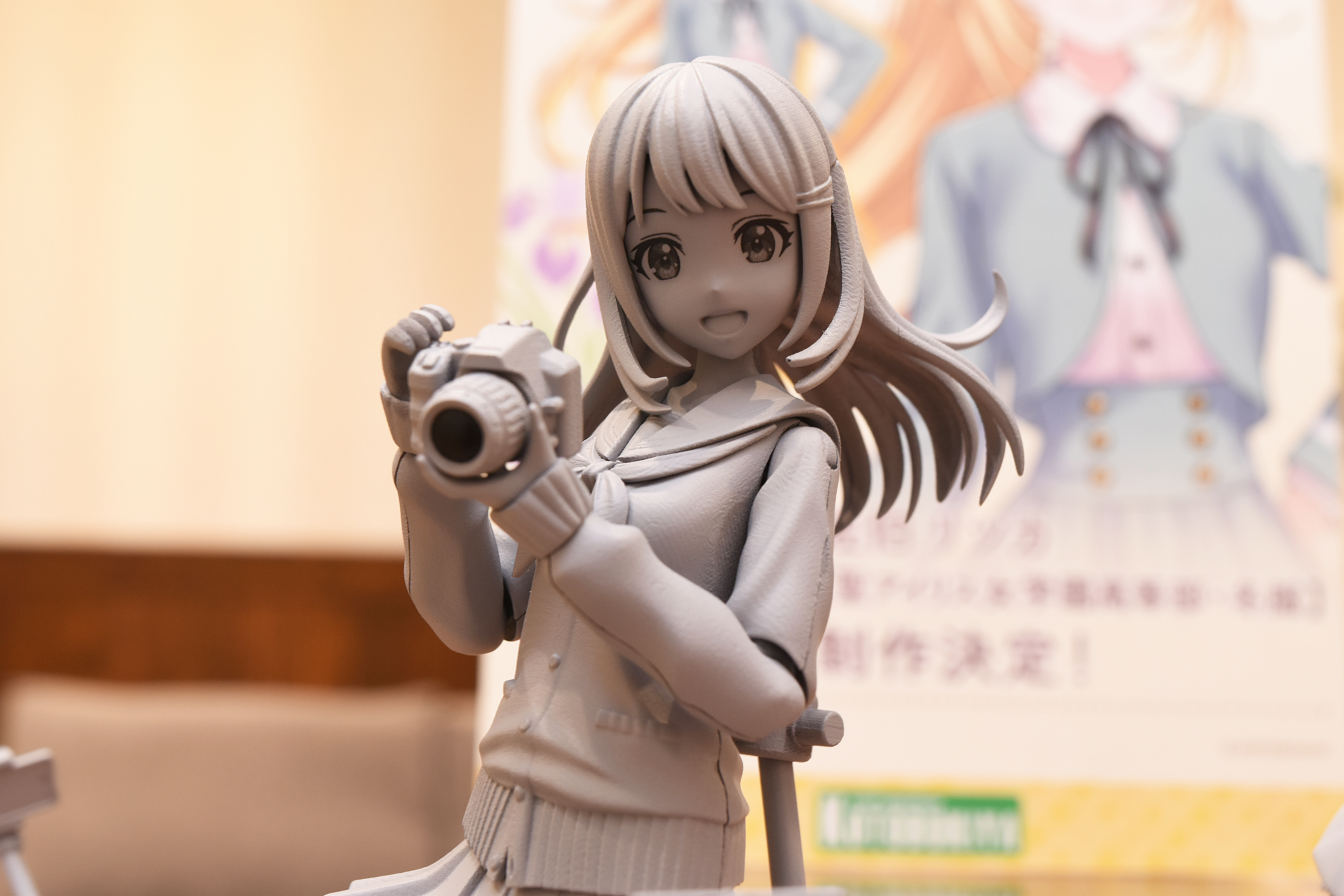 同じ佐伯リツカでも、髪型と表情の違いでここまで雰囲気が変わる