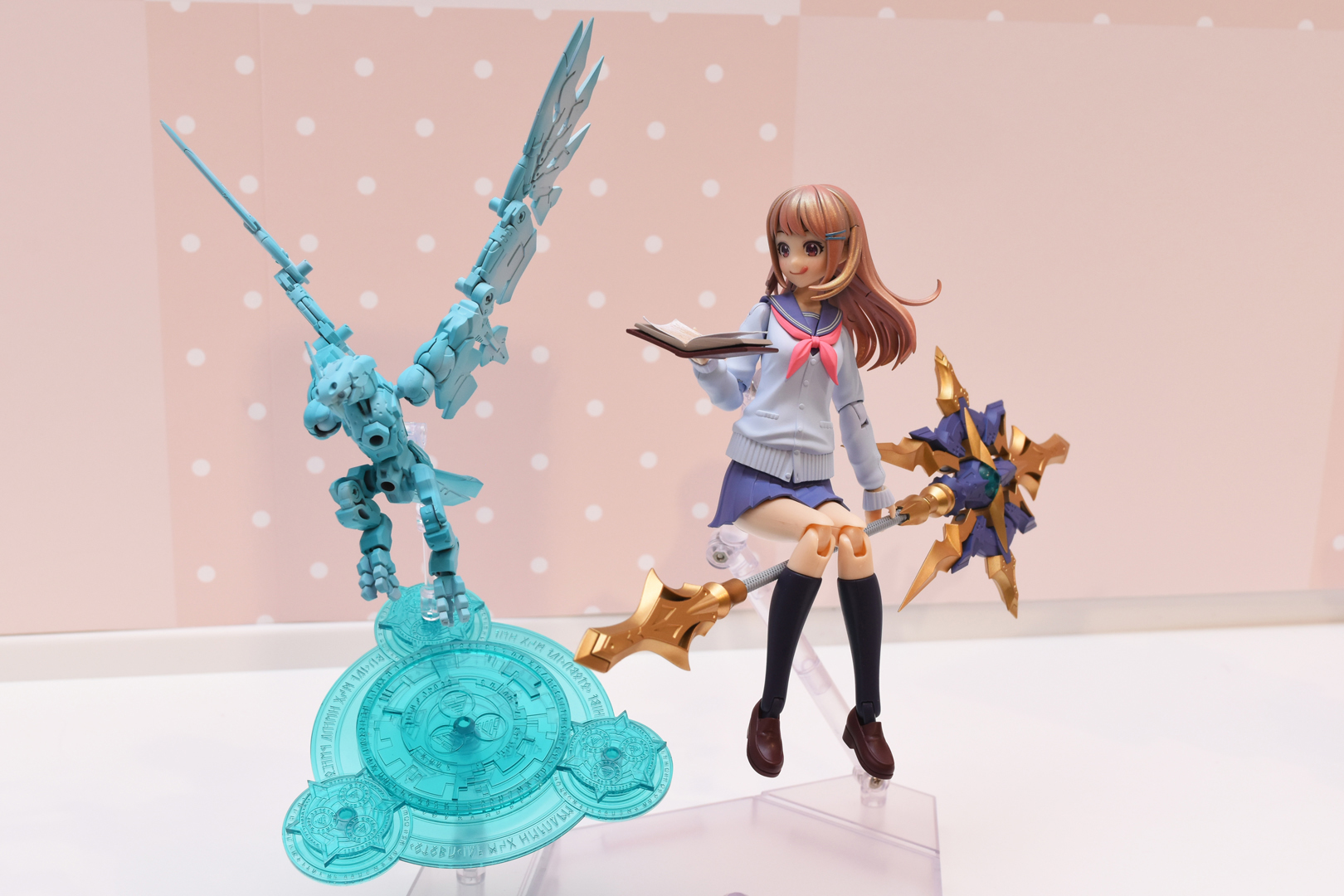 魔法少女の世界観。手に持っている魔導書も良い味を出している