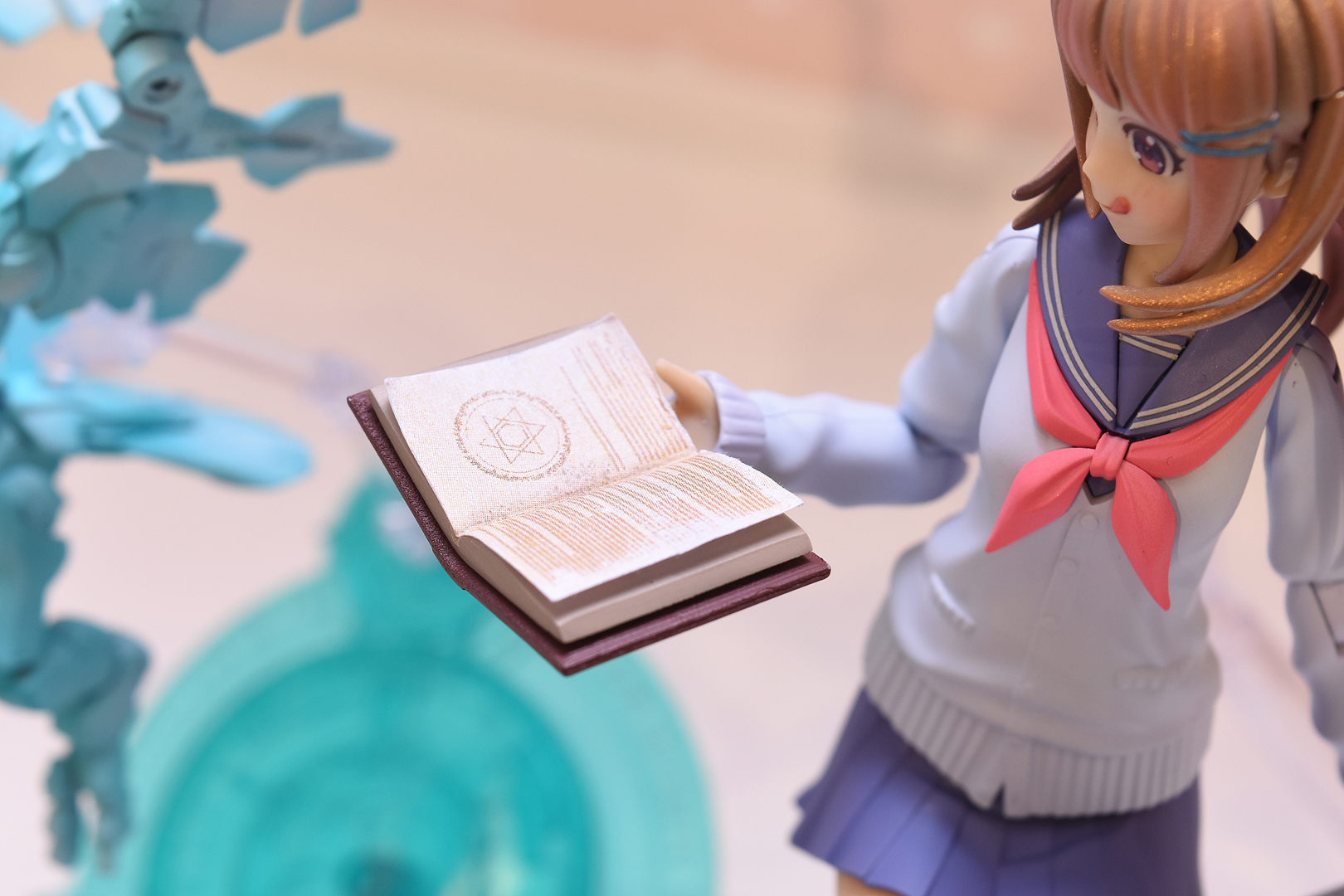 魔法少女の世界観。手に持っている魔導書も良い味を出している