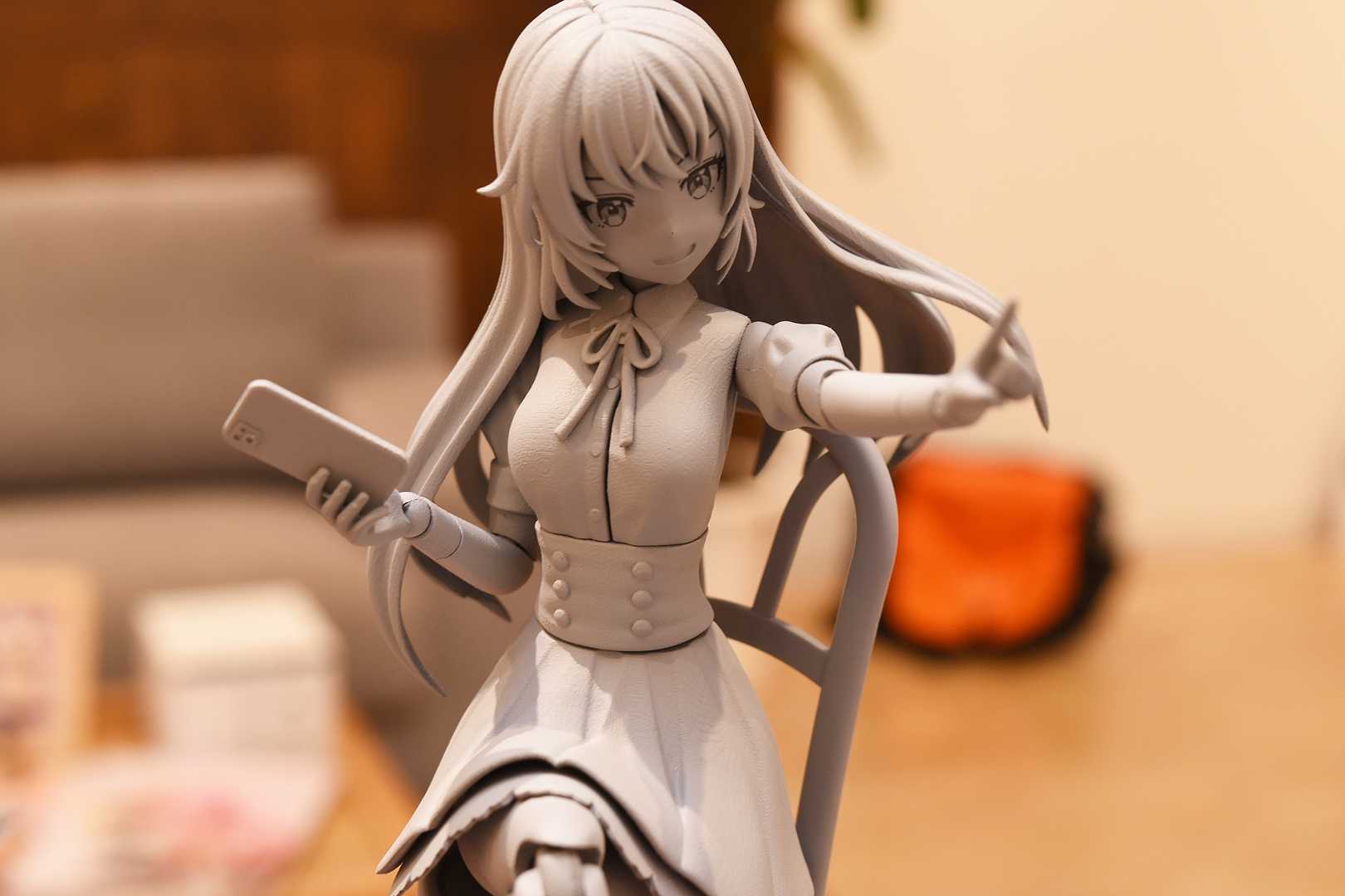 同じ佐伯リツカでも、髪型と表情の違いでここまで雰囲気が変わる