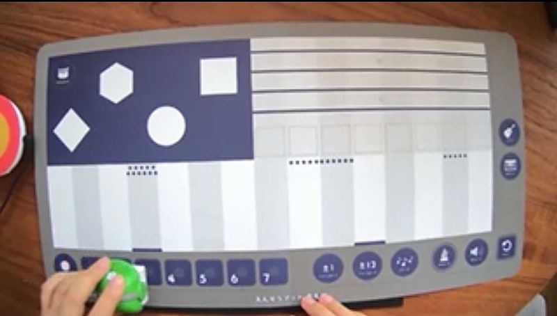 「えんそう」マットの左上はリズム、中央はメロディー、右上はコード楽器が鳴る。右下は効果音が鳴るエリアだ。各エリアでキューブを回転させることで、音色を変更することもできる。メロディーのキーボードには黒鍵がないが、キューブを回転させることで半音が鳴らせるという仕組みだ