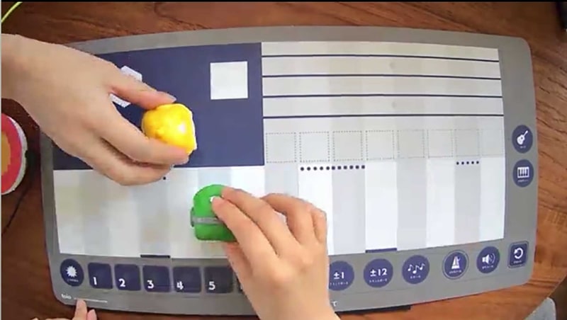 ふたつのキューブを使って、ふたりで演奏することも可能