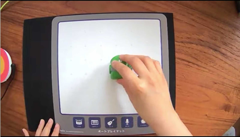 初心者でも簡単に演奏が楽しめるように、「オートプレイマット」も用意されている。楽器を選んで、キューブを置くだけで自動演奏されるというもの。キューブの位置で、音程などが変わるようになっている