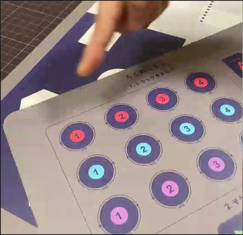 録音をするときは「そうさ」マットを使用する。ここでトラックを選んで録音していくというイメージだ。同じ色のトラックが4あるが、こちらは重ねて演奏するものだ。例として1にリズムを入れて2にベース、3はメロディーといった感じである