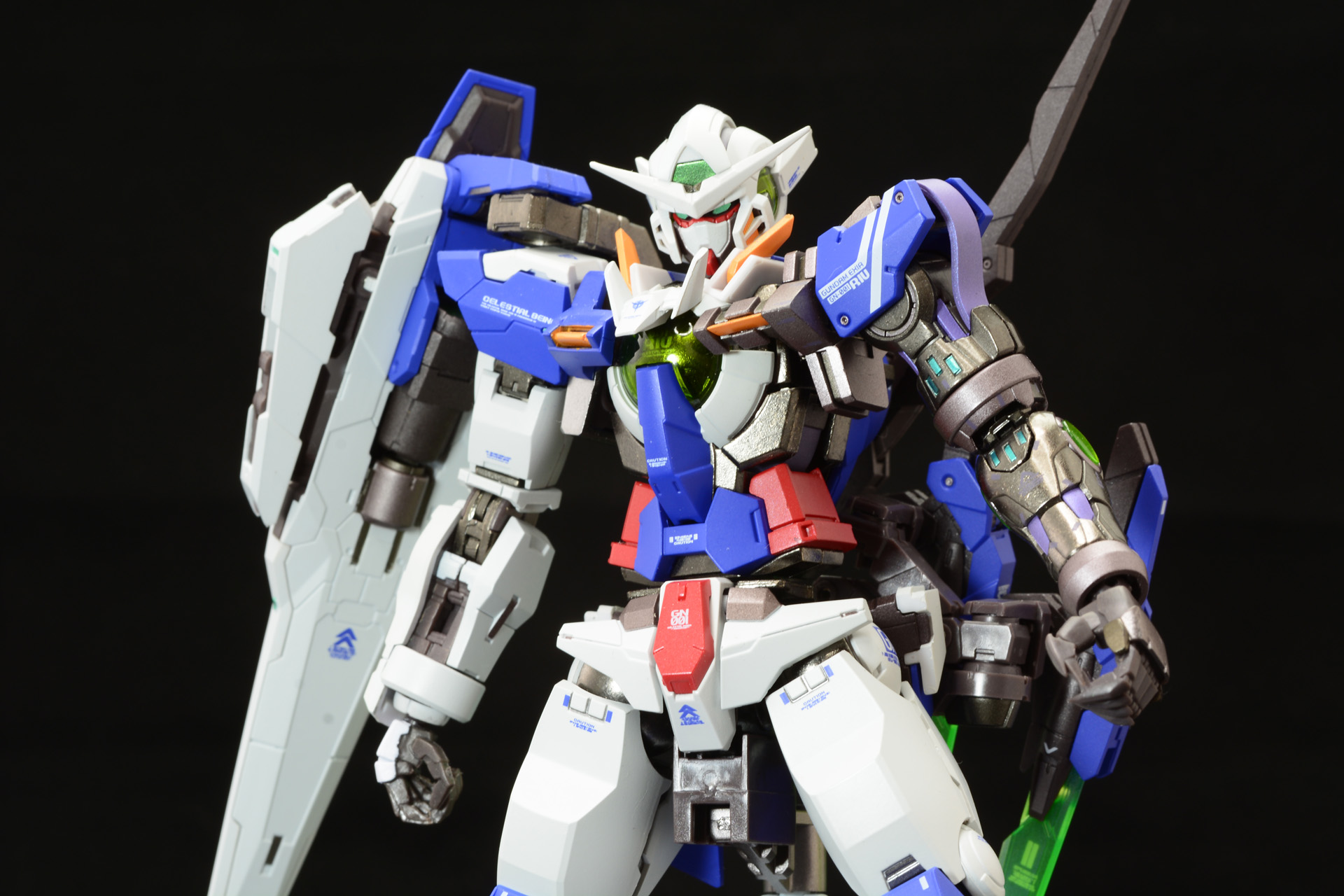 ガンダムエクシアが4度の改修を受けた姿をMETAL BUILDで表現。METAL BUILDならではの金属、クリアパーツを多用した“マテリアル感”。丁寧な塗装、マーキングなど魅力的な商品だ