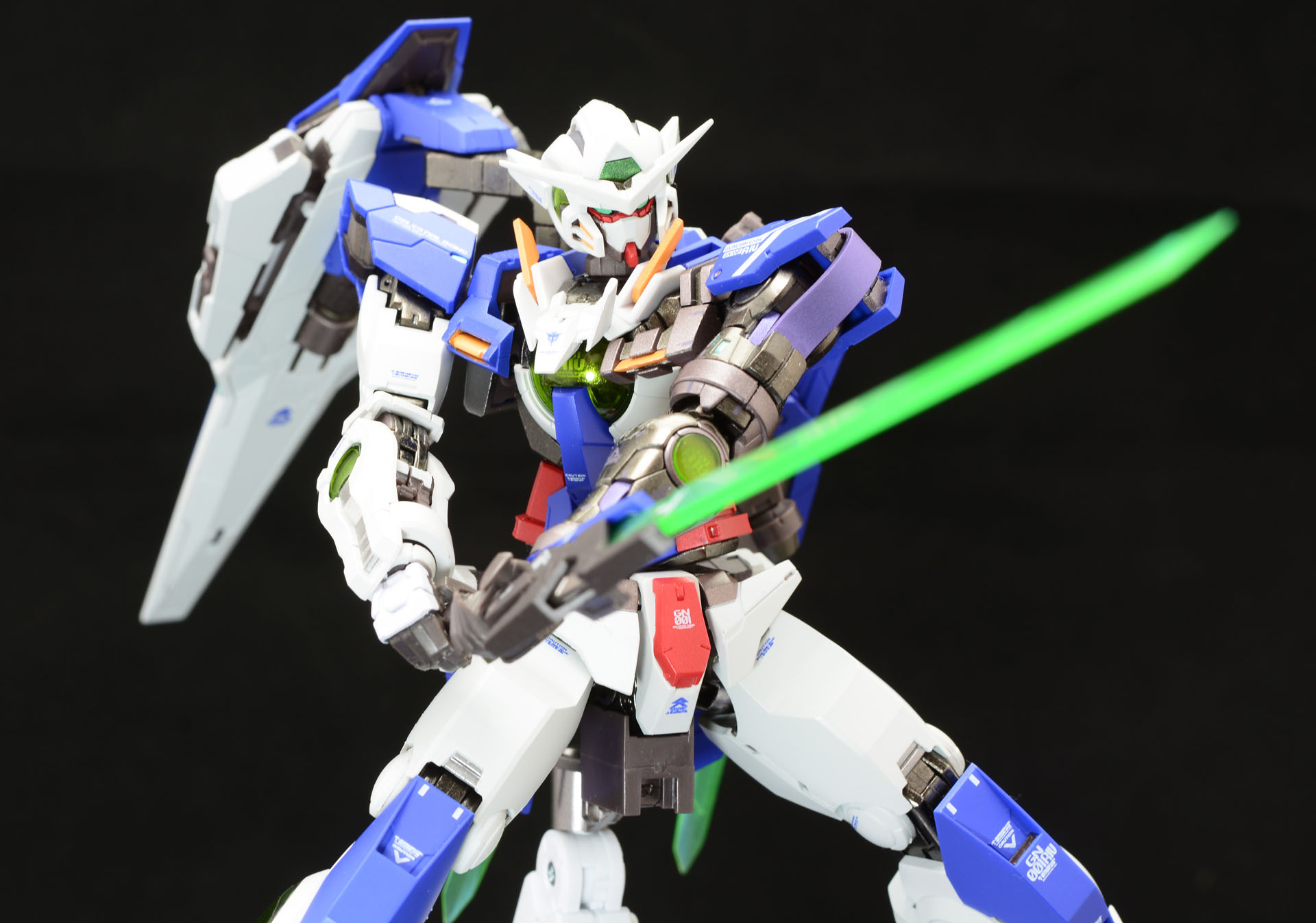 巨大な日本刀のようなGNタチは、ポーズを取らせるのが面白い武器だ