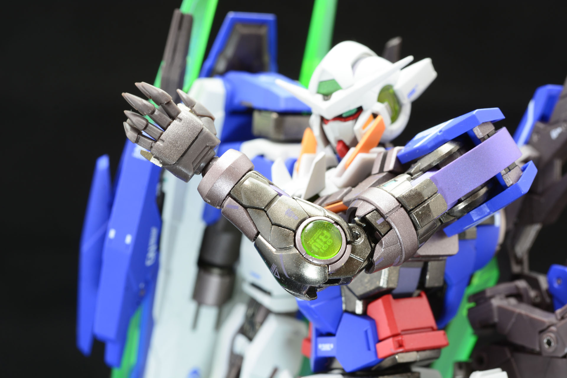 特徴的な左腕。前腕部分に金属パーツ、肘のクリアパーツ、肩のケーブルは軟質素材だ