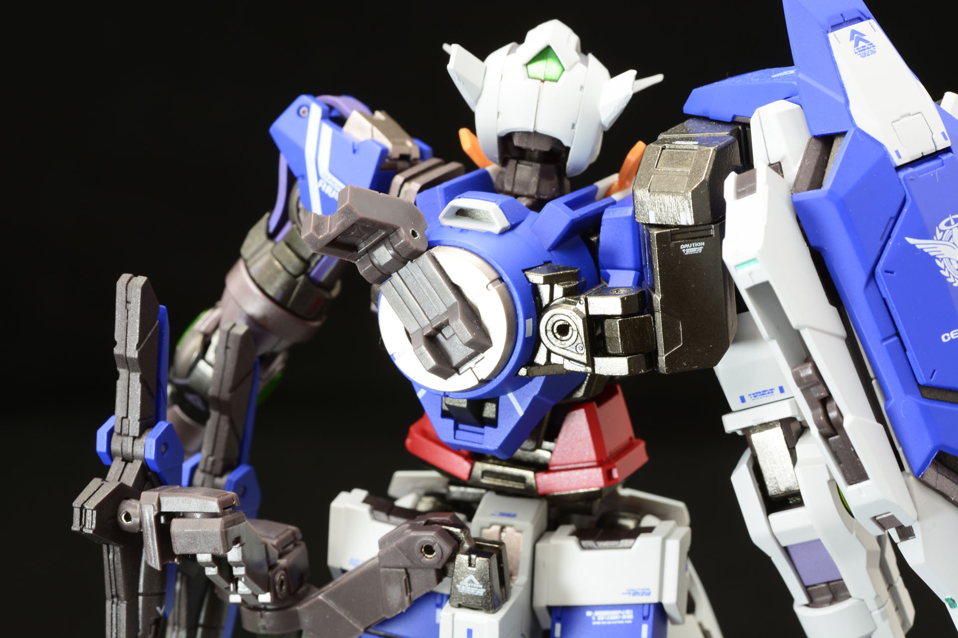 シールドを接続するアーム。腰はGNベイオネットを接続するアームがある。背中は太陽炉ではなく、GN粒子を封入しているGNコンデンサとなっている