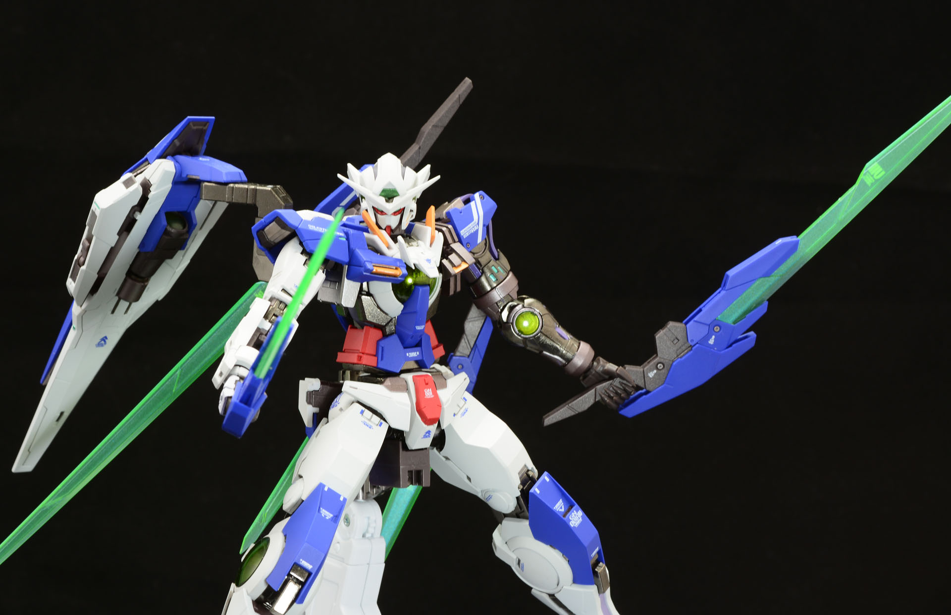 長い刀身を持つGNバトルソード