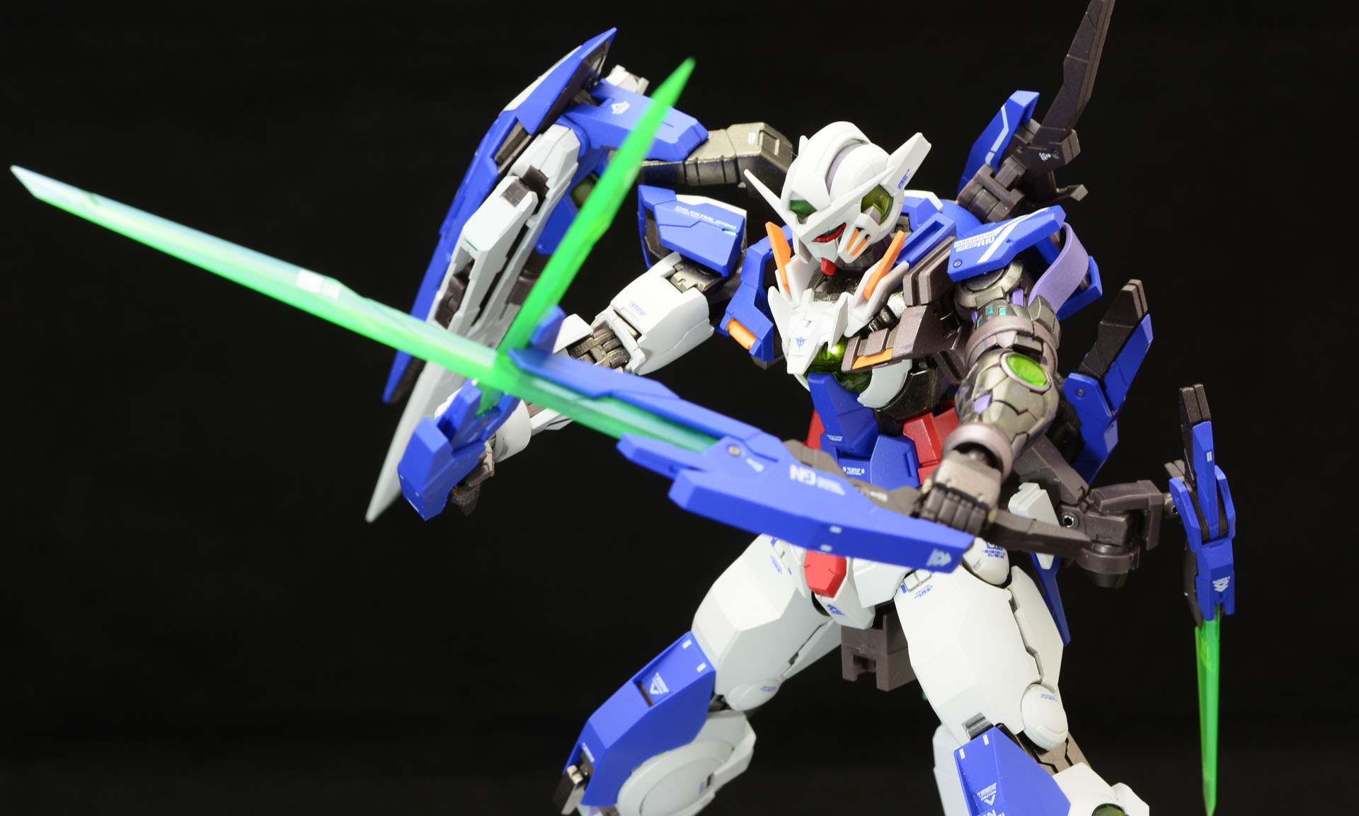 長い刀身を持つGNバトルソード