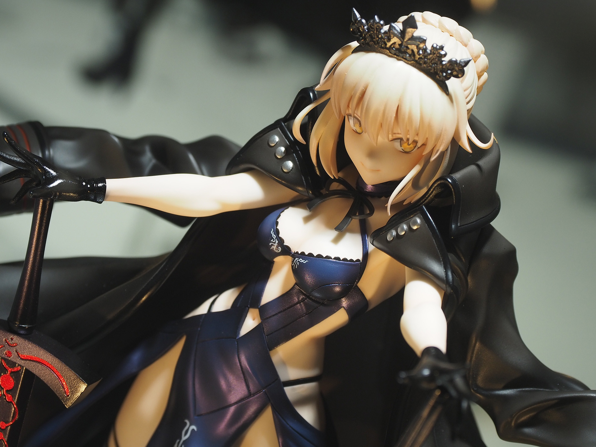 造形も素晴らしいが、光によって色の見え方が異なる