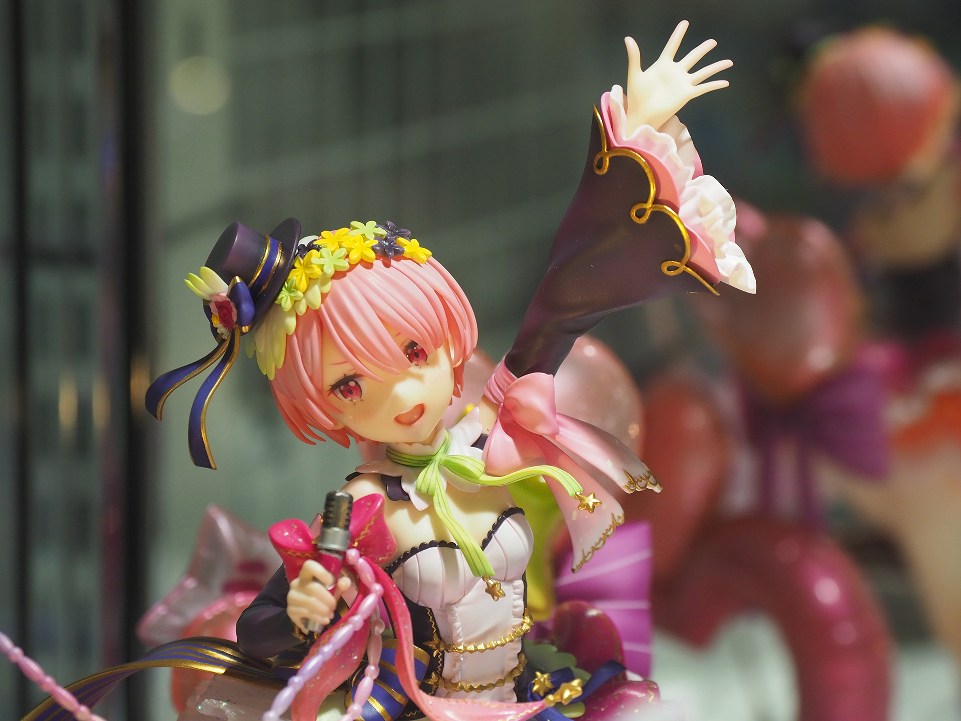 左手を挙げた衣装の裾が広がっているのも面白い