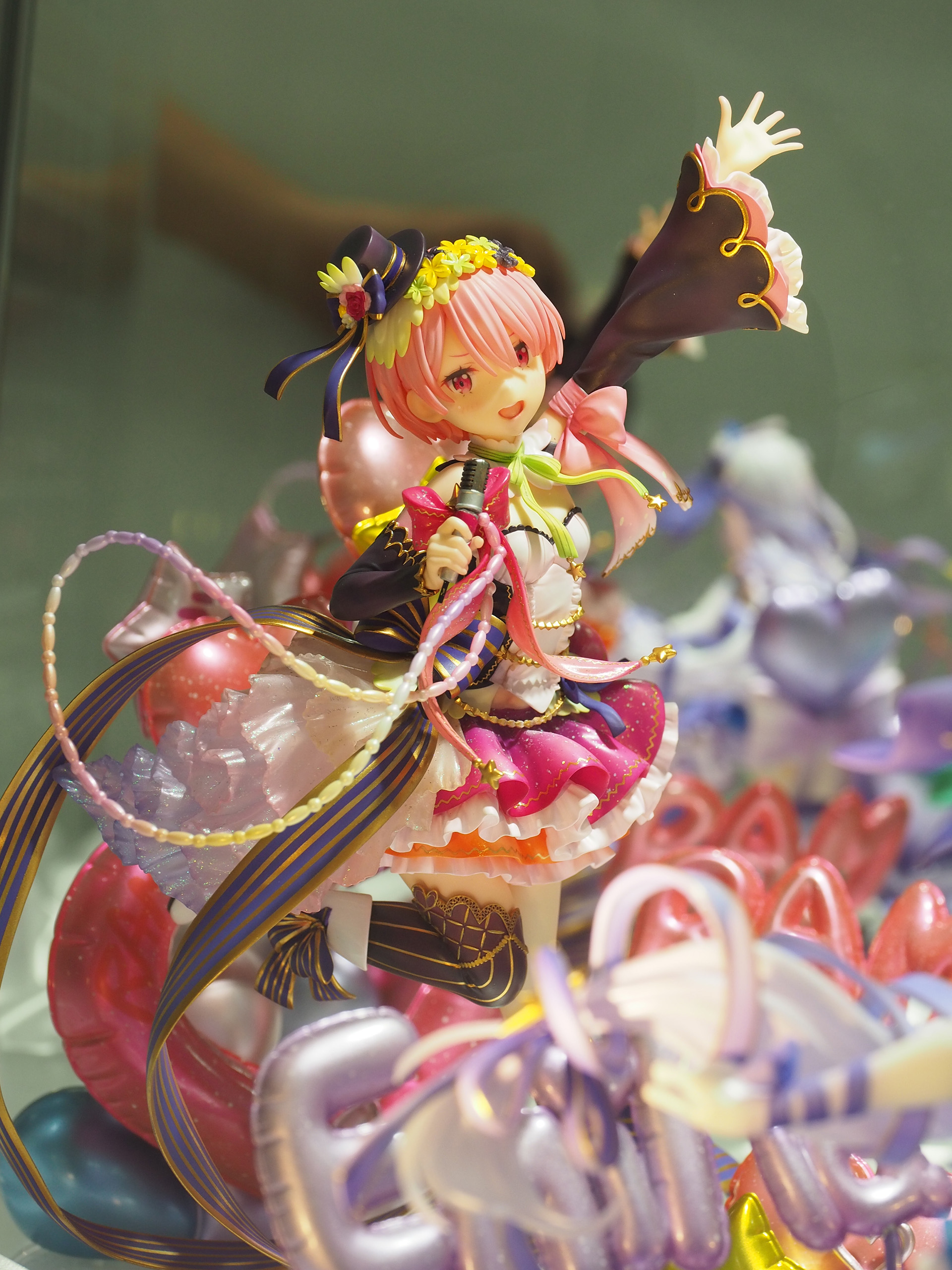 ものすごい情報量の多さだが、小物を含めたひとつひとつのデティール感が全体の印象を生んでいるのだ