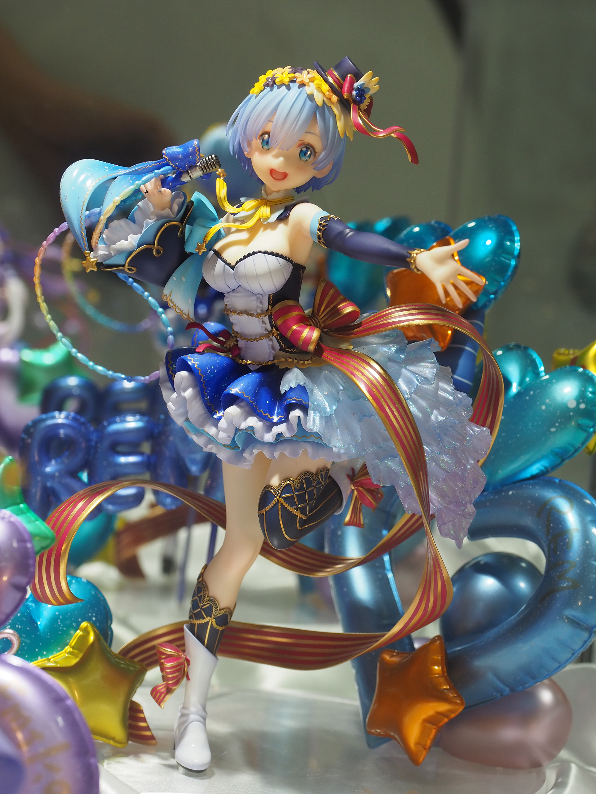 左手はやや下に伸ばしているが、その立ち姿がまたアイドルという感じがする