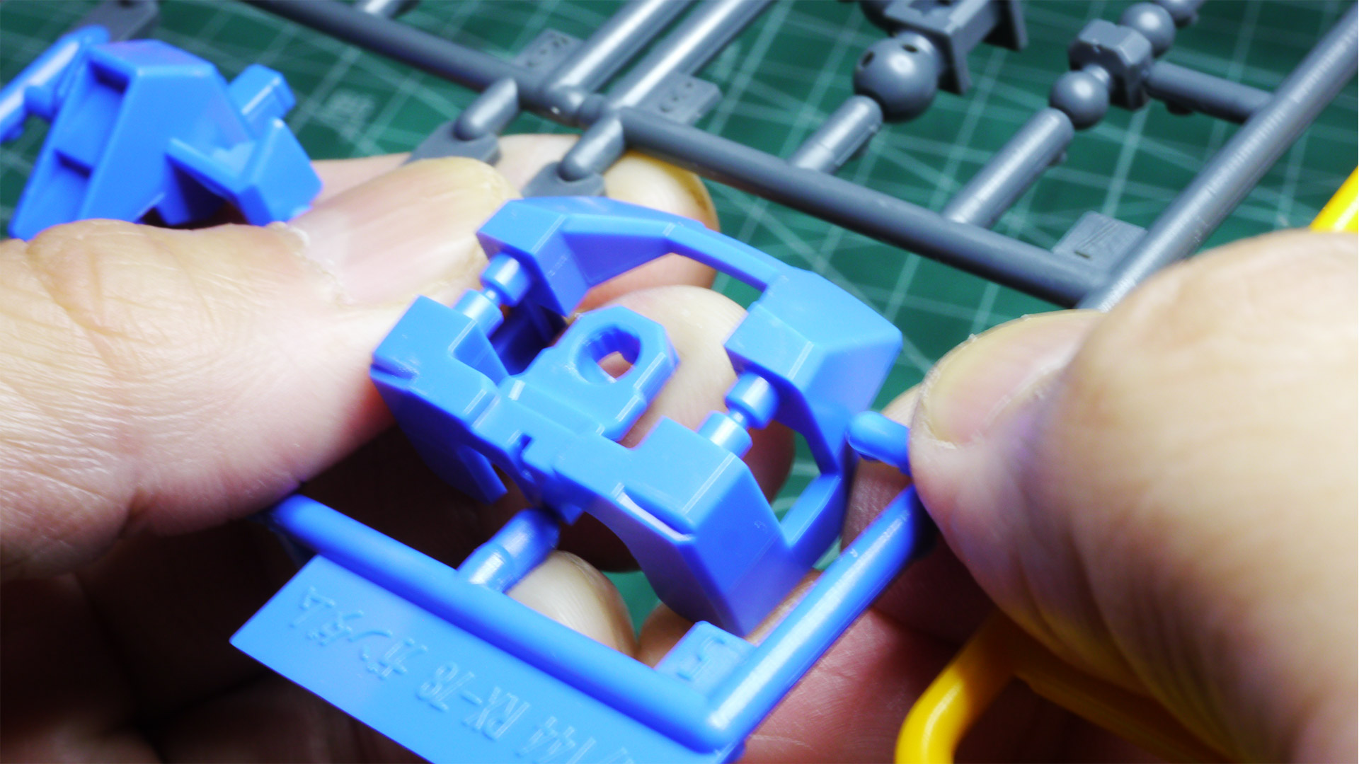 実際に取り出してみたところです。今回のレビューではこの方法で作ることとし、ゲート跡処理も行わないことにしました。パーツはニッパーで切り出すもの、という筆者からするとだいぶ背徳感……いや違和感がありますがこれが最新のガンプラなのですね