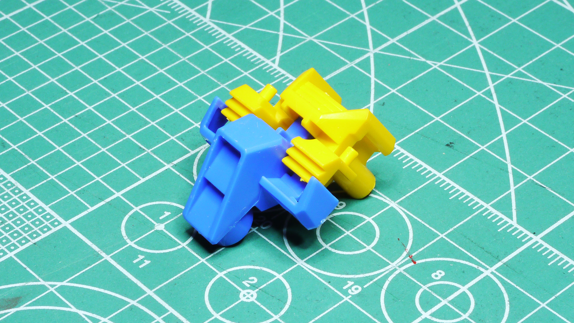 なんと考えられた構造でしょうか。各関節もできるだけ太く設計されているので高い耐久度と摩擦容量を持って各部を支えてくれます。本来コクピットがある部分にボールジョイントの受けがあってここで可動させられます。確かに設定まったく無視ですがこれがポージングに大きな好影響を及ぼしてくれます