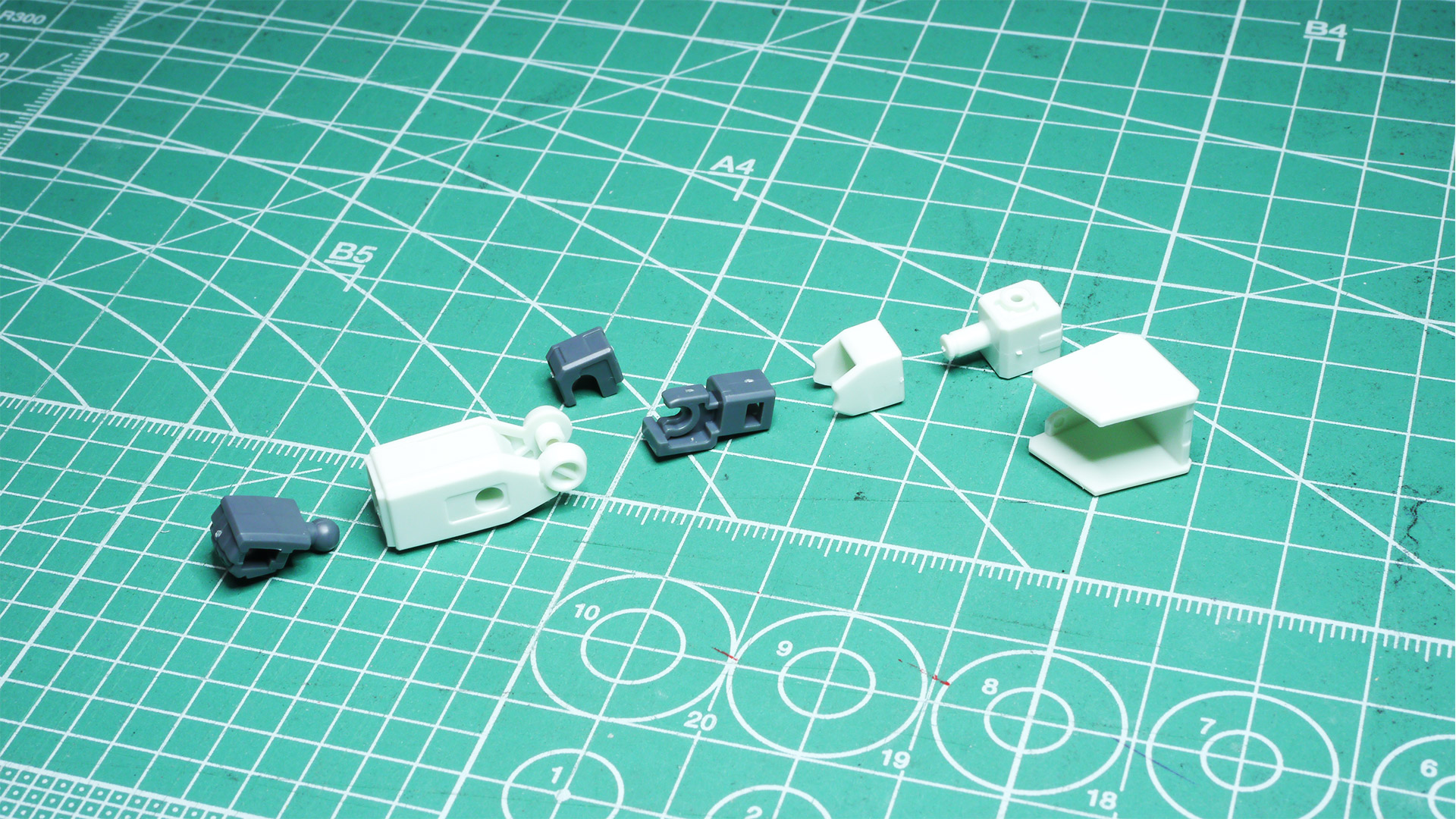 すでに組んでいるボディに頭部と共に組み込みました。あの、1/144スケールですよね……？な、770円!?まいりました……
