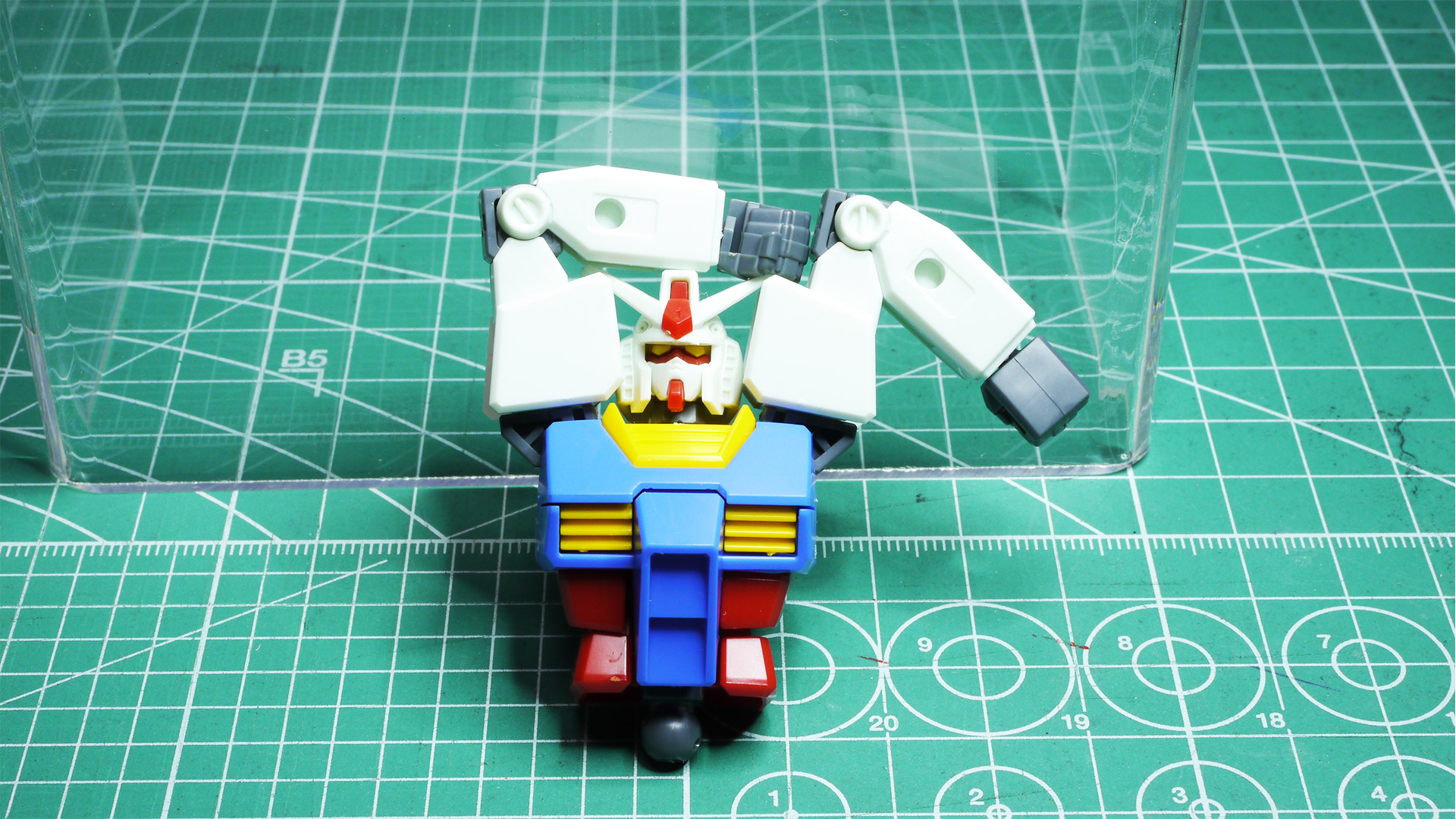 すでに組んでいるボディに頭部と共に組み込みました。あの、1/144スケールですよね……？な、770円!?まいりました……