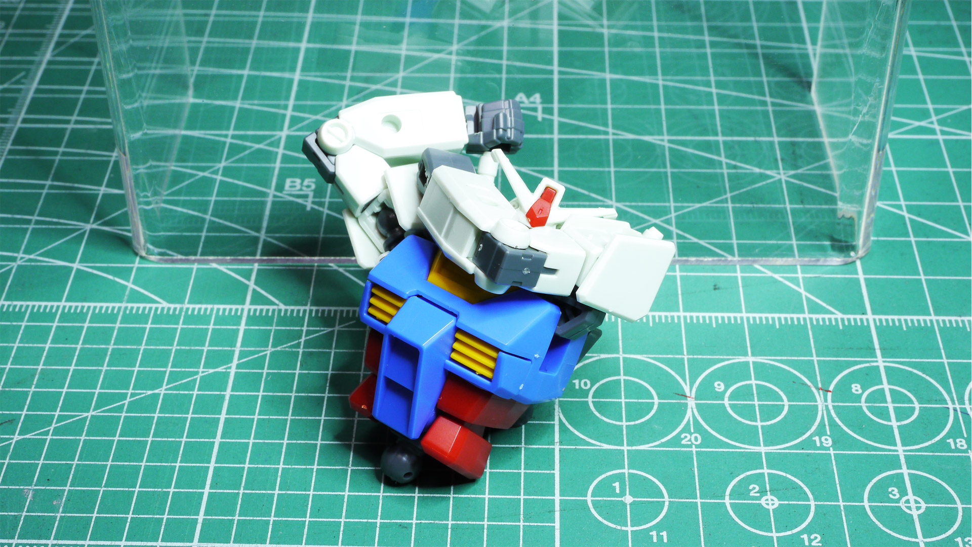 すでに組んでいるボディに頭部と共に組み込みました。あの、1/144スケールですよね……？な、770円!?まいりました……