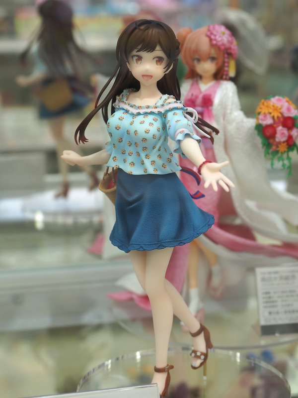 上下で服の質感がまったく異なっているのは面白い