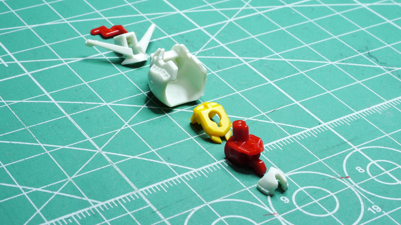 重ねるだけでガンダムの複雑な頭部ができあがる