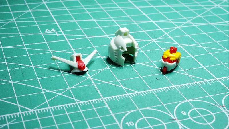 重ねるだけでガンダムの複雑な頭部ができあがる