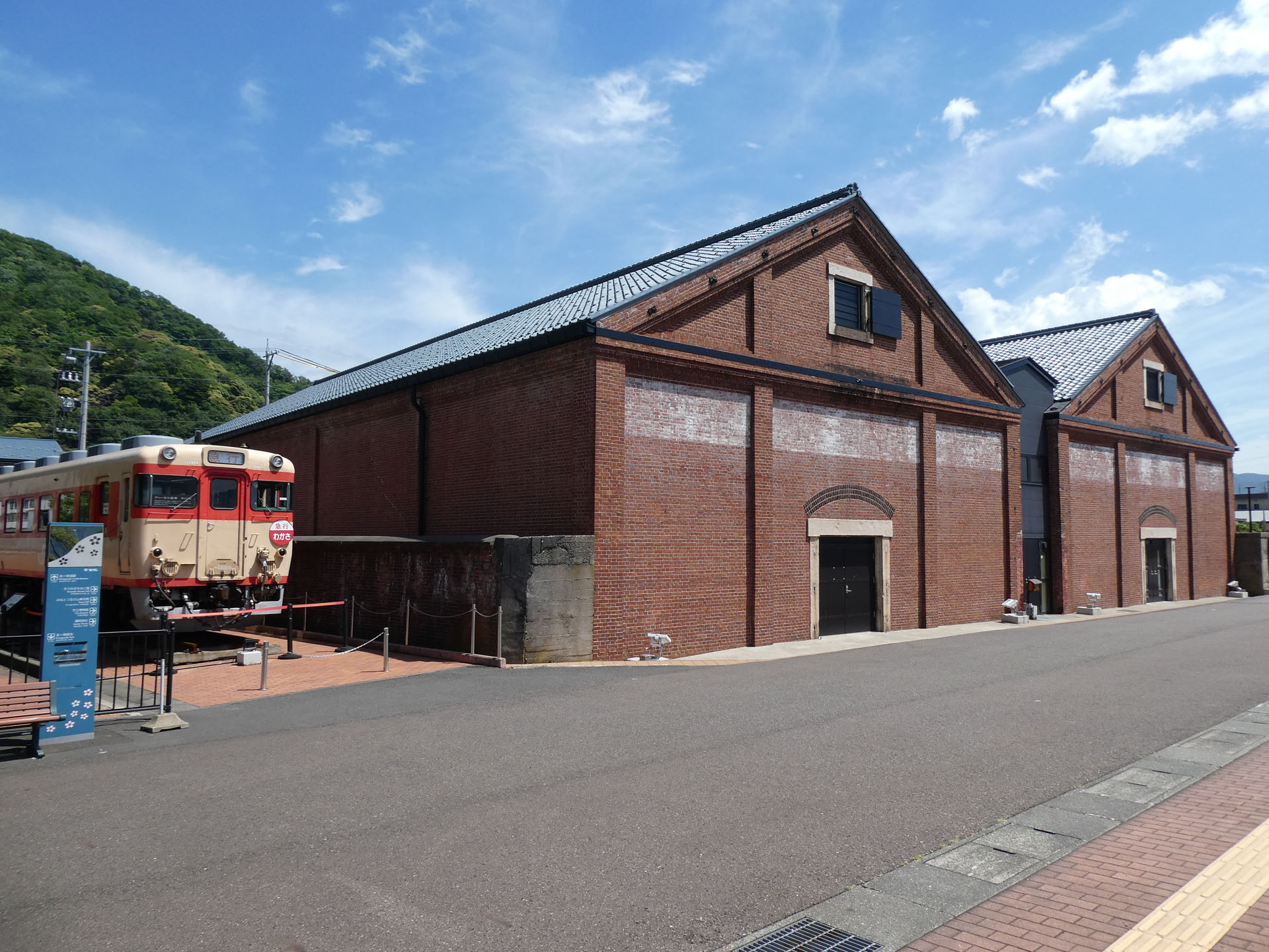 1905年に建てられた石油貯蔵庫の中に巨大ジオラマがある