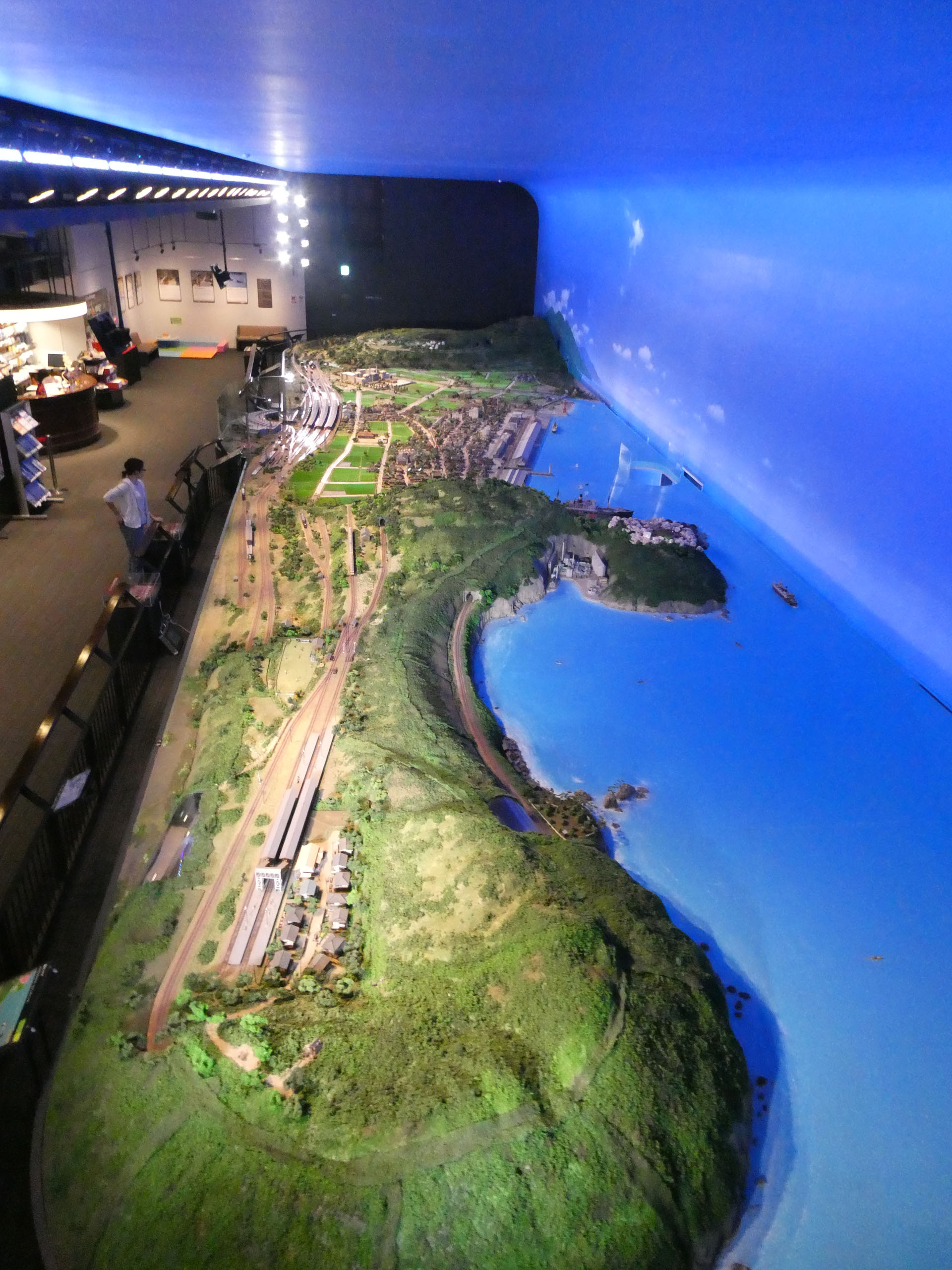 2階からの眺め。左手に入口がある。とにかくでかい。そして空間の使い方が贅沢