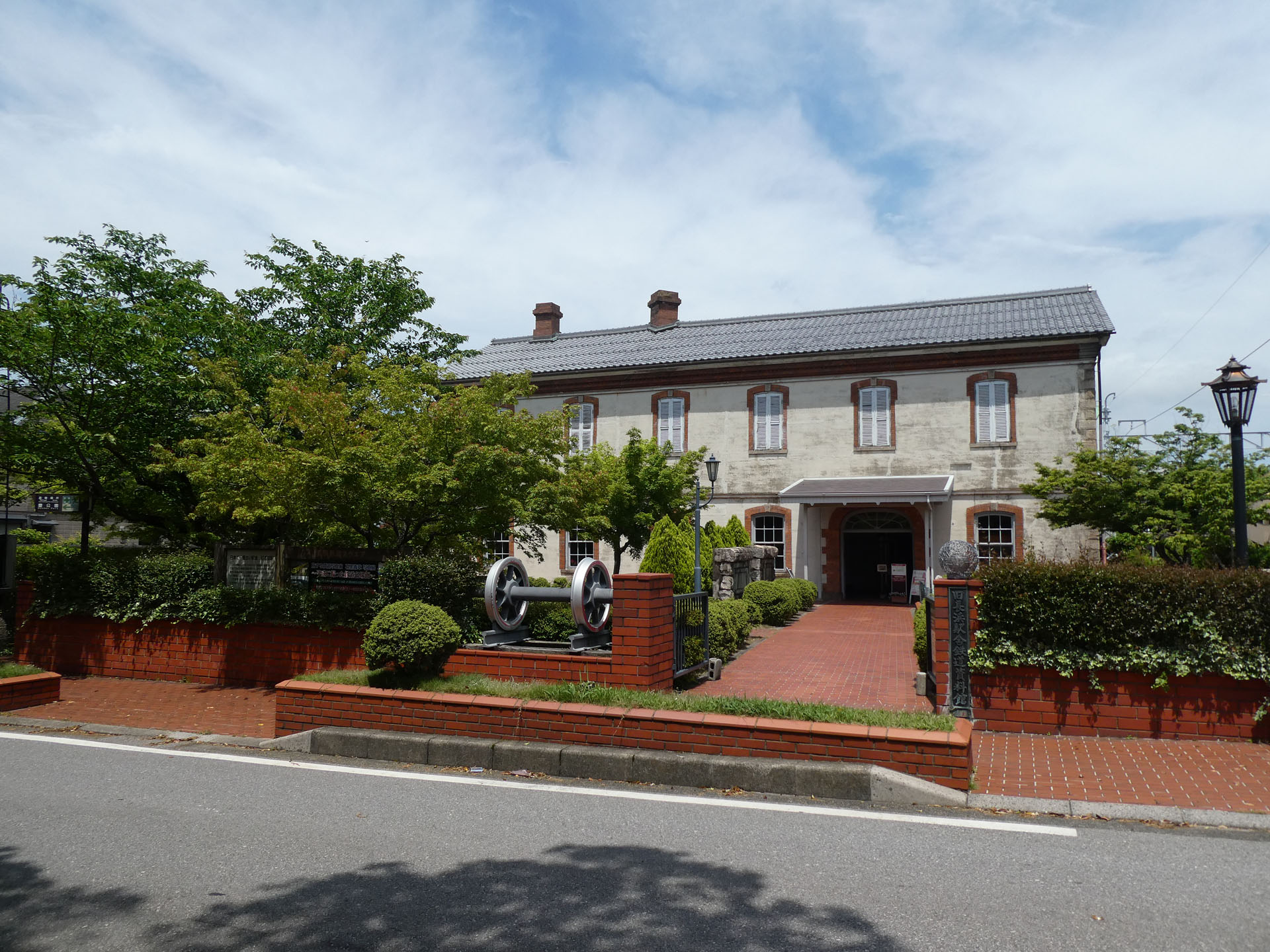こちらは滋賀県長浜市にある「長浜鉄道スクエア」。現存する日本最古の駅舎で、内部は鉄道博物館になっている