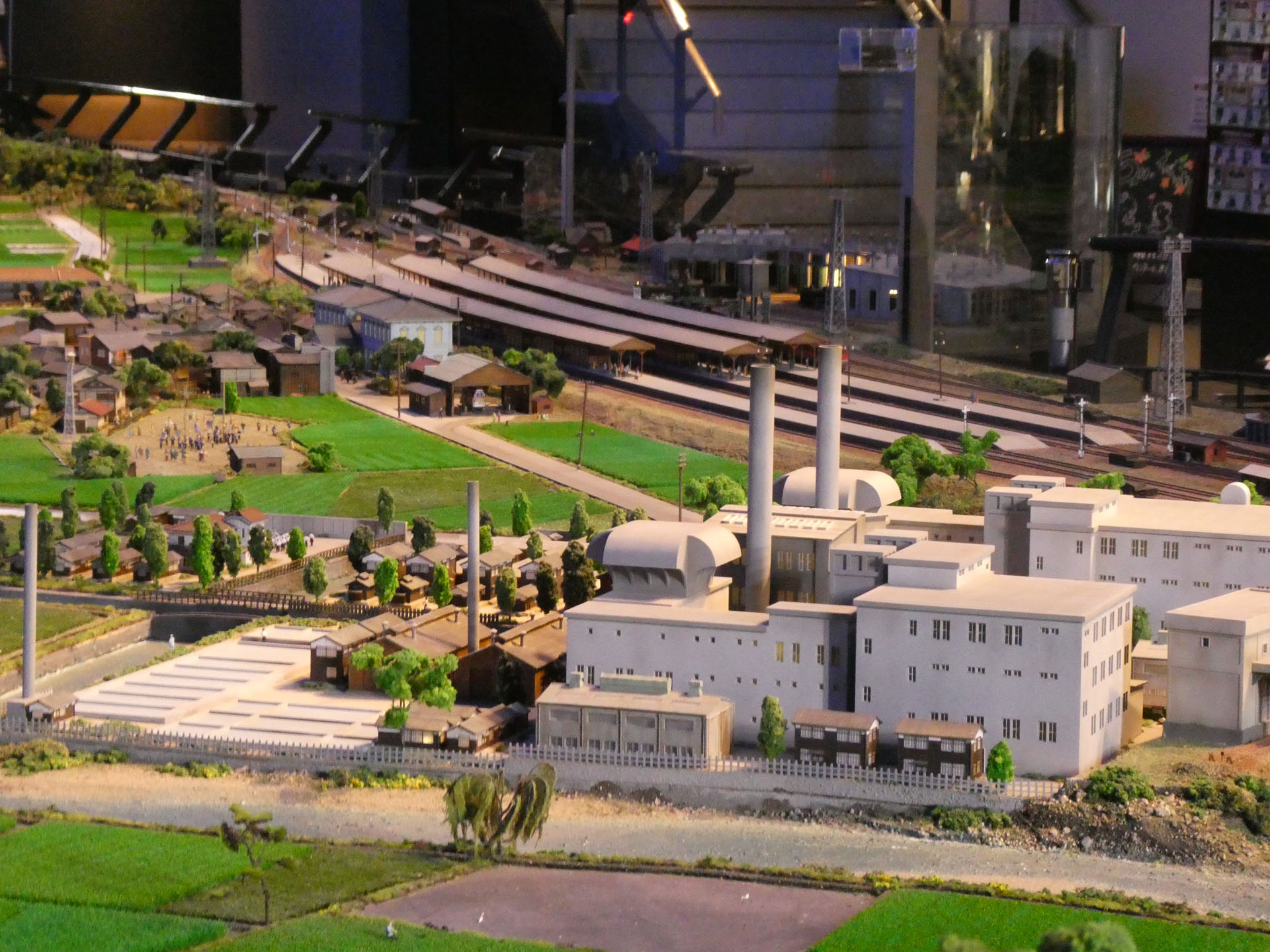 中央に敦賀駅。島式プラットホームが3本ある。手前の建物は東洋紡の主力工場