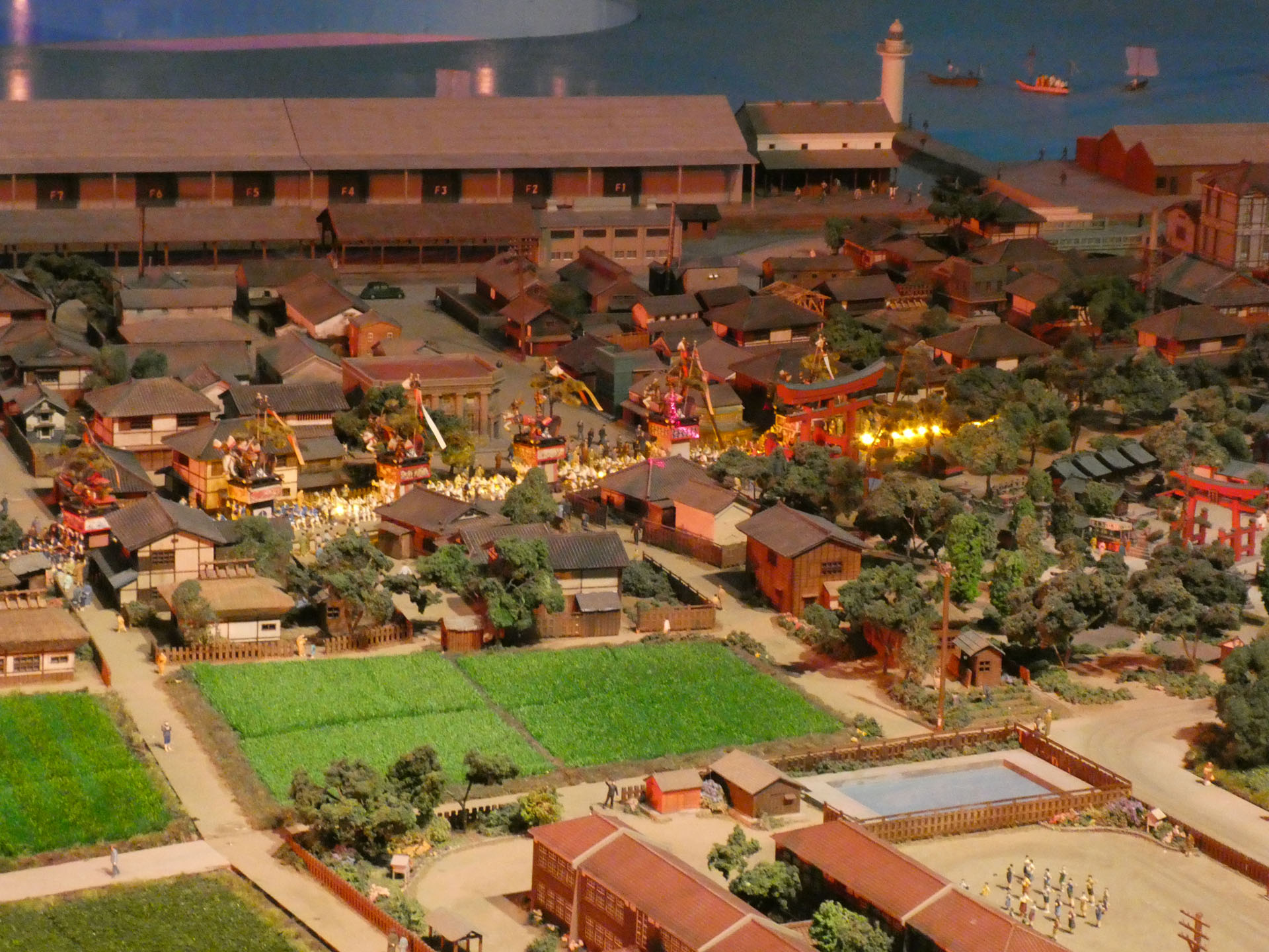 気比神宮の祭、山車が連なる