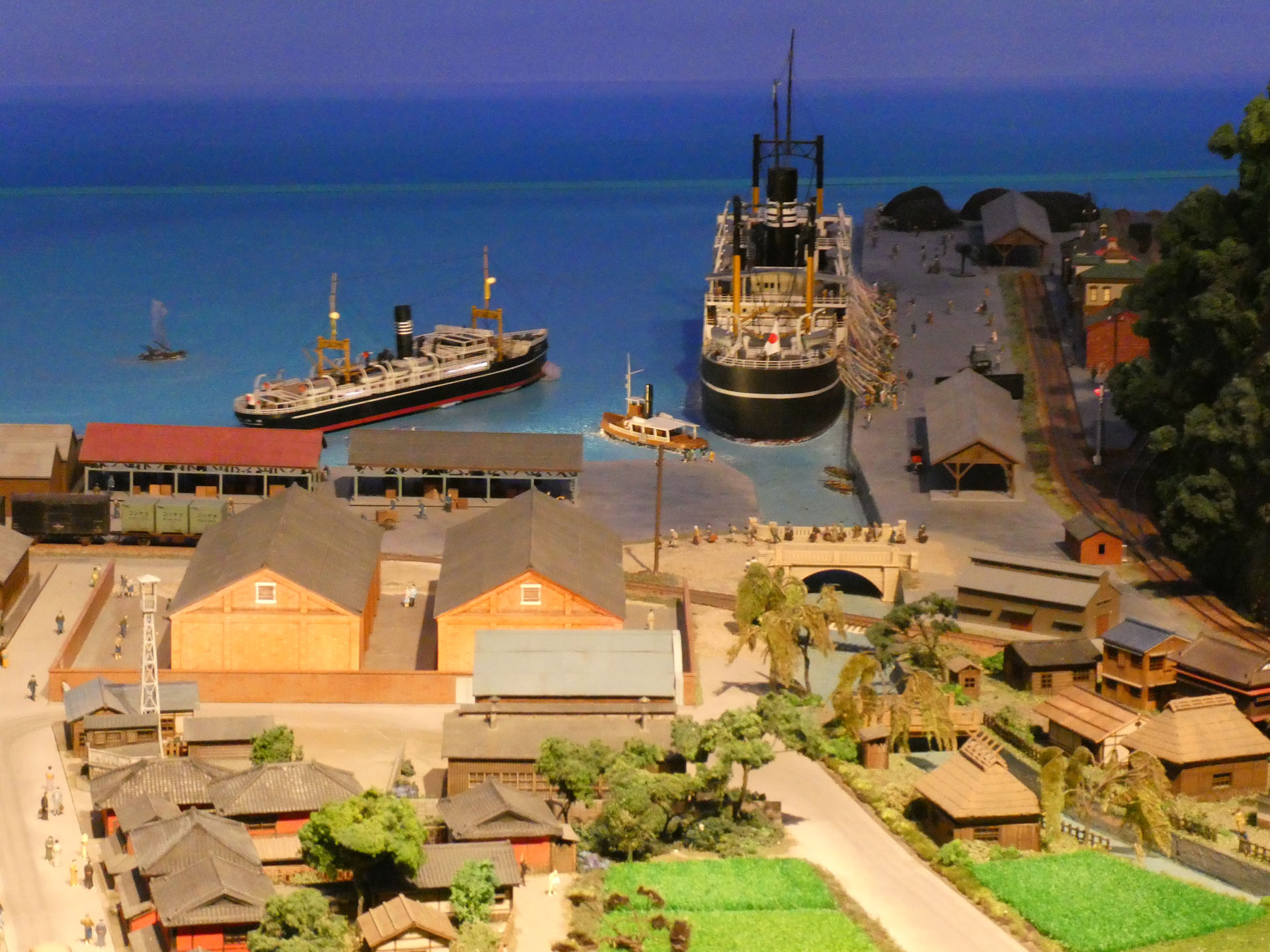 ウラジオストク行きの船と見送りの人々。