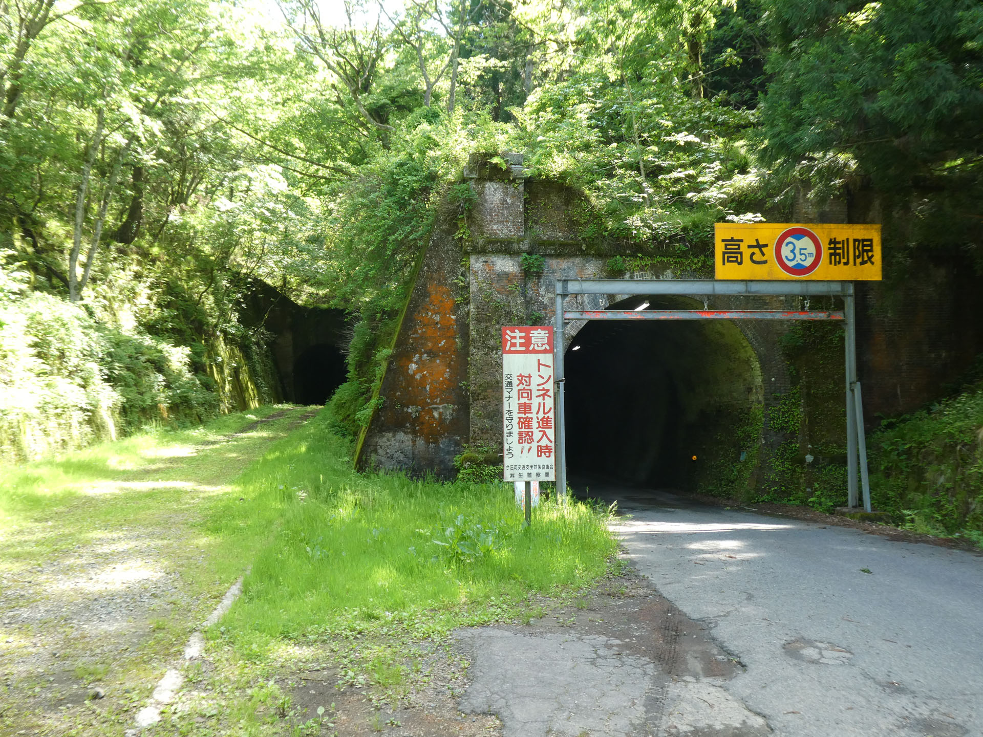 南越前町の旧北陸本線跡は道路になっている。ここは山中トンネルと山中信号場跡。左のトンネルはスイッチバック用のため行き止まり。右のトンネルが本線。