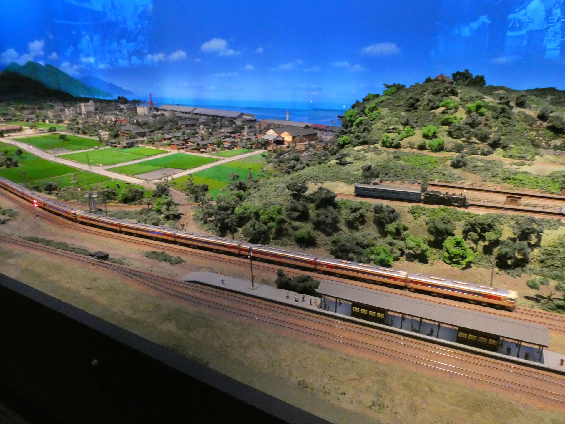 キハ181系特急が駆け抜ける