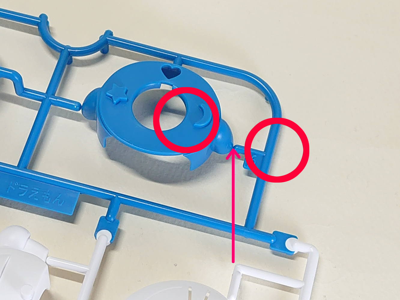 片方でランナーを、片方でパーツを持って、一箇所に力をかけます