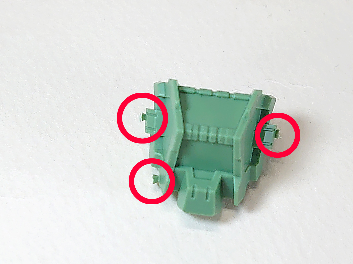 ゲートが残ってしまっているパーツ。赤丸で囲んだ部分が残っているゲートです。このゲートが邪魔をして、パーツが上手くはまらなかったりします。ドラえもんはこうした事態は起こりません