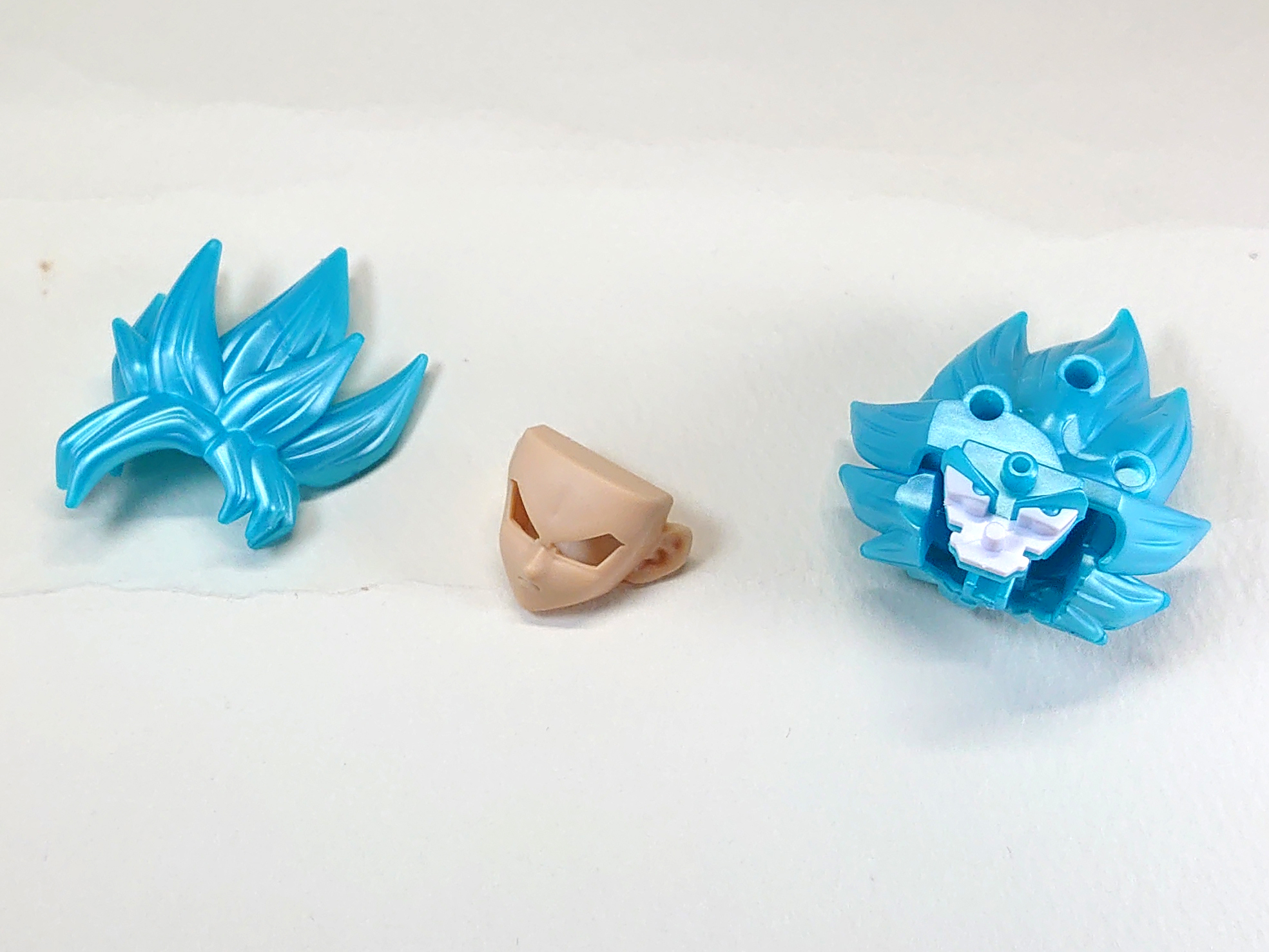 この状態に。あまり「顔」といったイメージではありませんが、さらにフェイスパーツをかぶせると……