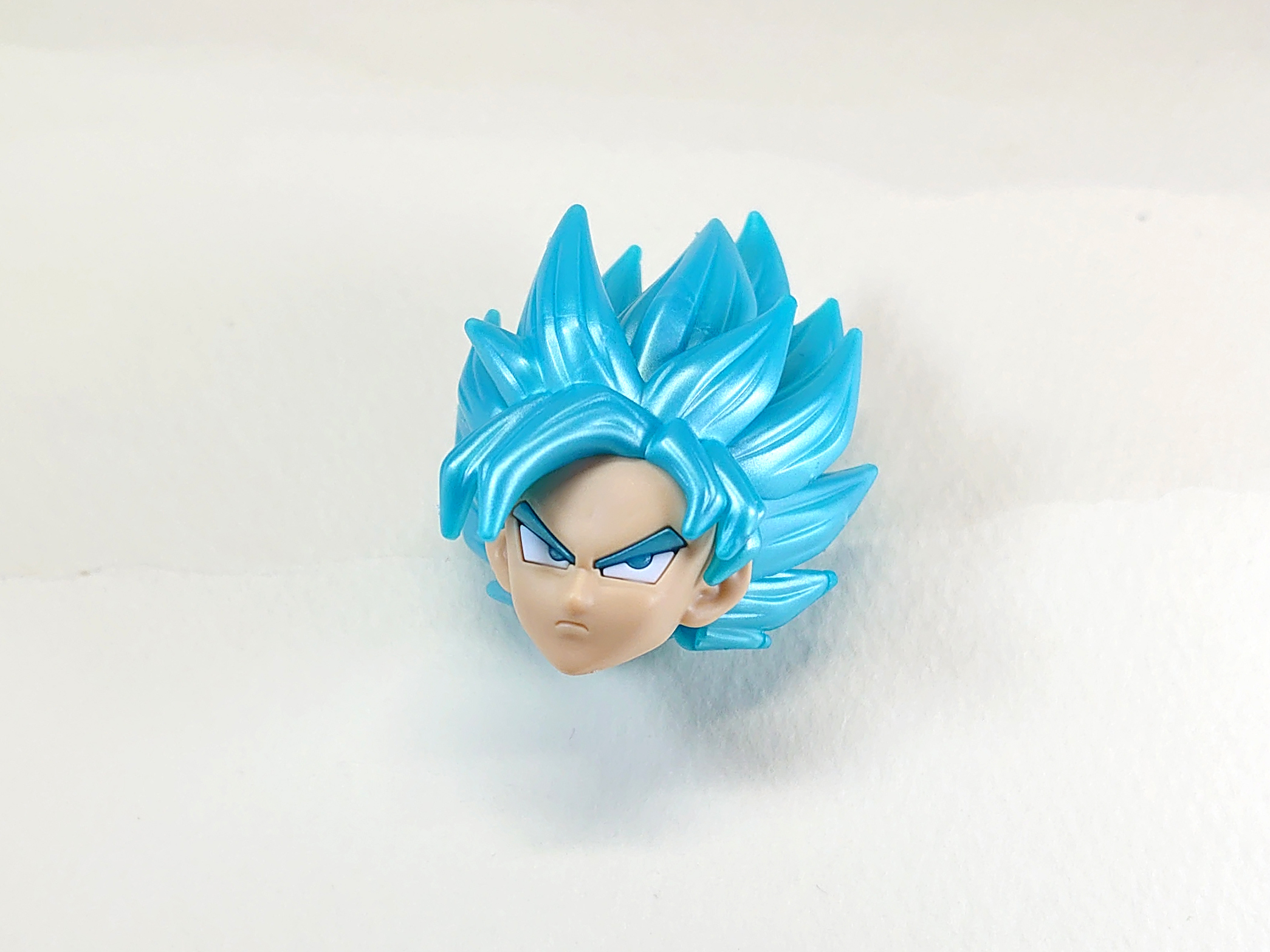 顔ができあがりました。髪の毛のパーツに、眉毛と瞳も存在していたんですね！　こうした“驚き”も、ENTRY GRADEを組んでいて楽しいところです