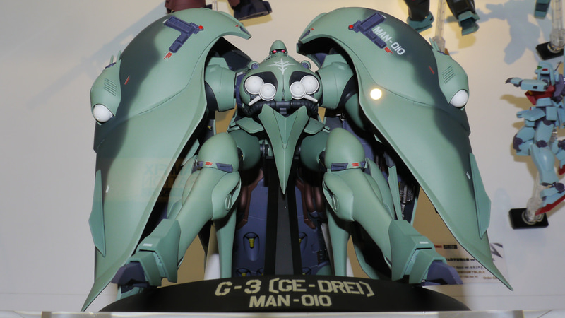 今回バインダーが開いてなかったのですが、バインダーの中には巨大なビーム砲やビームサーベルの柄が収納されています