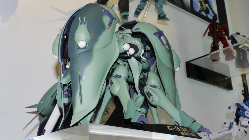 今回バインダーが開いてなかったのですが、バインダーの中には巨大なビーム砲やビームサーベルの柄が収納されています