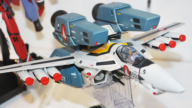「DX超合金 初回限定版VF-1Sバルキリー ロイ・フォッカースペシャル」は11月発売予定で、価格は19,800円(税込)。これに12月発売の「TV版スーパーパック」が取り付けられています。価格は8,800円（税込）