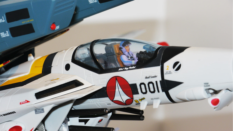 コクピット周辺のパイロット名や”Skull Leader”のマーキングもすばらしいです。なんたって機体番号が”001”というのがカッコよすぎます