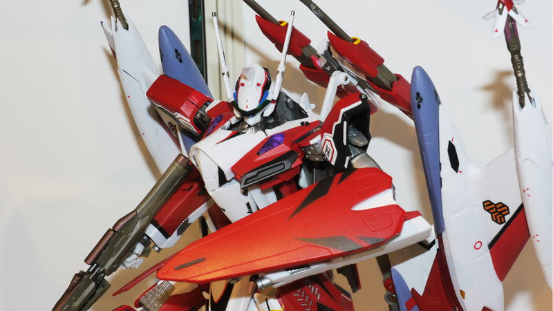 最新の「DX超合金」のフォーマットに基づき、シボ加工された本体とつやを抑えた塗装がより重厚感を増していてYF-29の決定版となりそうです。チラ見せのダイキャストパーツが異素材感たっぷりで楽しい！