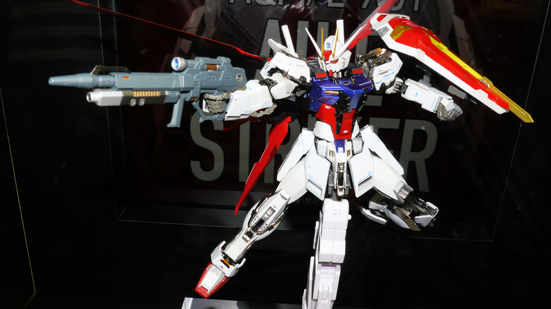 筆者としてはこのエールストライクガンダムが一番印象的で、大空をビュンビュン飛ぶ姿が大好きです。あらためてMETAL BUILDの彩色ってすばらしいですね、ガンダム本体のメタリックなブルーなんて見惚れてしまいます