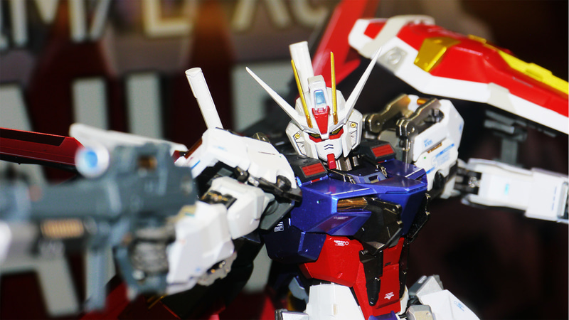 筆者としてはこのエールストライクガンダムが一番印象的で、大空をビュンビュン飛ぶ姿が大好きです。あらためてMETAL BUILDの彩色ってすばらしいですね、ガンダム本体のメタリックなブルーなんて見惚れてしまいます