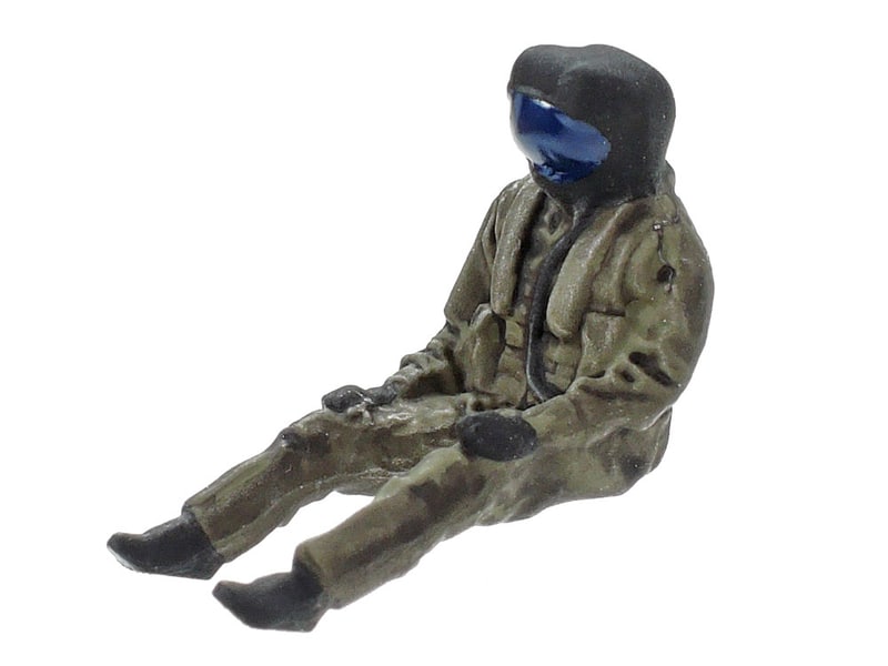 バイザーに様々な情報や画像が投影されるヘルメットを装備した、着座姿勢のパイロット人形が1体セットになっている