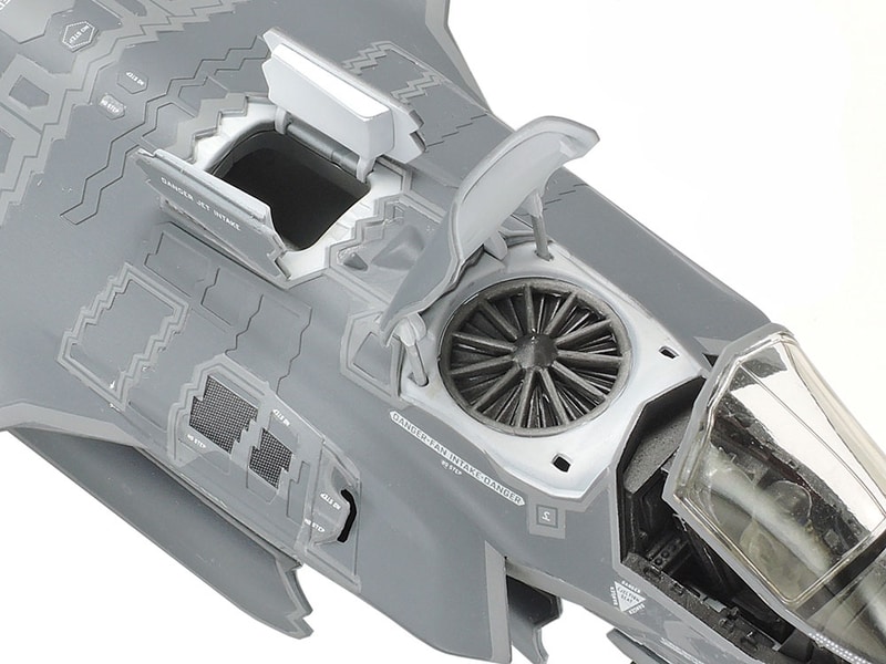 機体内部にはF135-PW-600エンジンやエアインテークダクトもパーツ化されている