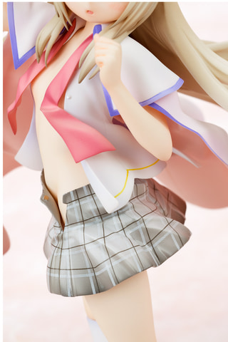 はだけた制服からのぞく素肌が